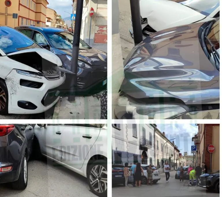 Violento impatto tra due auto, ci sono feriti