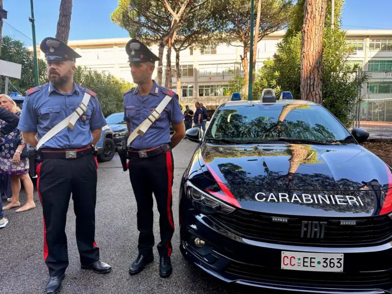 Giù dalla finestra della sua aula, minorenne in gravi condizioni