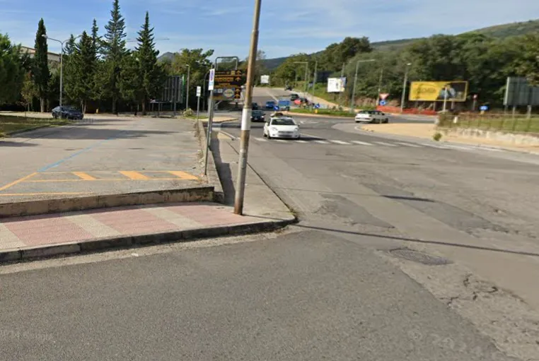 Si ribalta con l’auto mentre accompagna il figlio a scuola