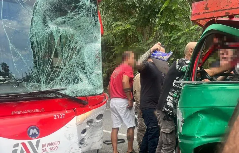 Terribile scontro tra autobus e furgone: diversi feriti e un morto