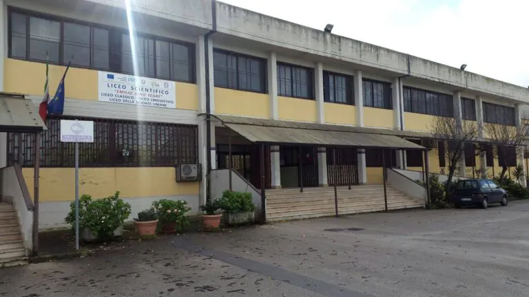 Furti a scuola e viabilità caotica: studenti chiedono maggiori controlli