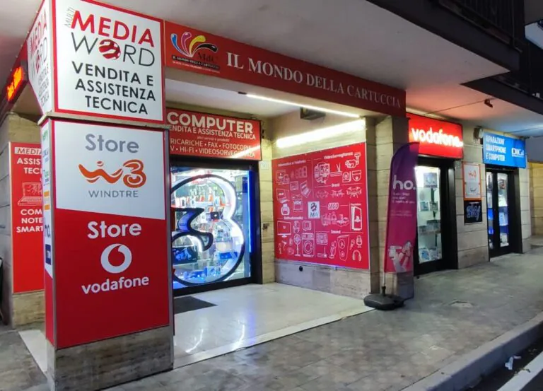 Raid all’interno di un negozio di telefonia, ladri in fuga col bottino