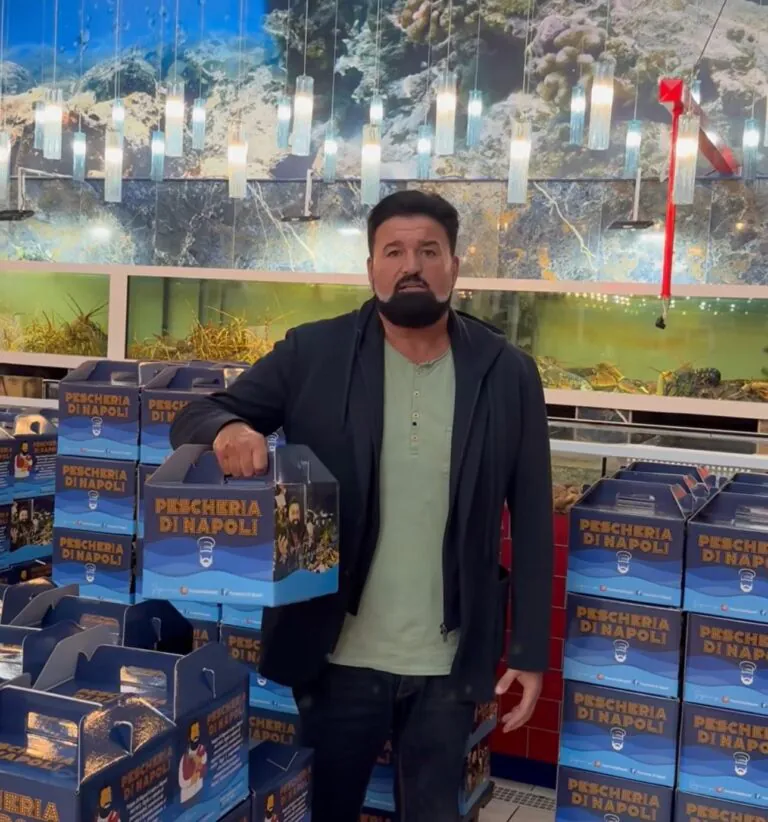 Il cuore di Peppe Di Napoli: scatta maxi regalo per i suoi clienti