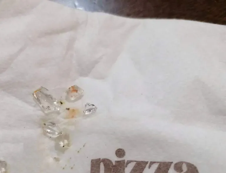 Festeggia il compleanno in pizzeria e trova vetro nell’impasto