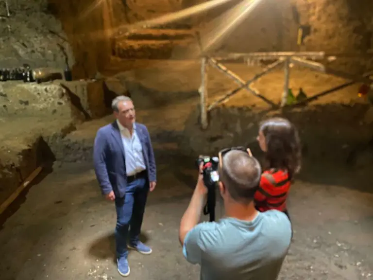 Tv francese intervista un sindaco del Casertano