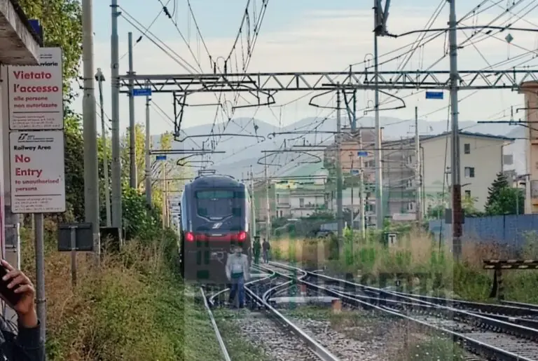 Travolto e ucciso dal treno in corsa, stop alla linea via Cancello. Foto