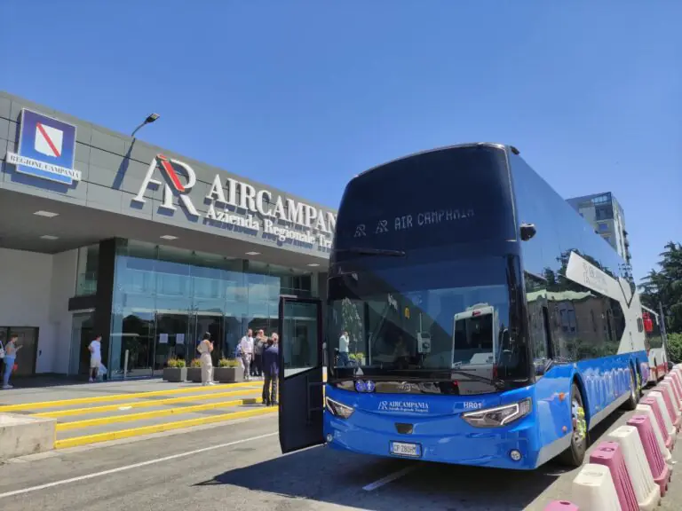 Studenti trovano borsello con 15mila euro e lo riconsegnano