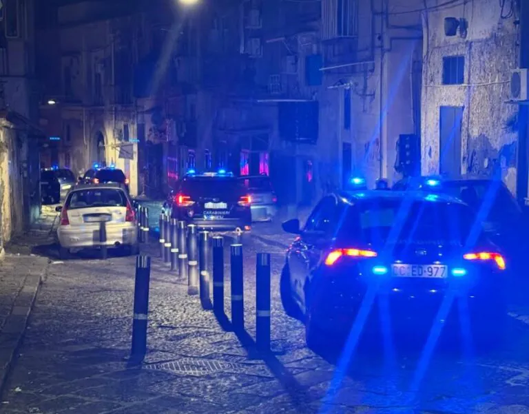 Si schianta contro auto in sosta, muore l’amico in sella
