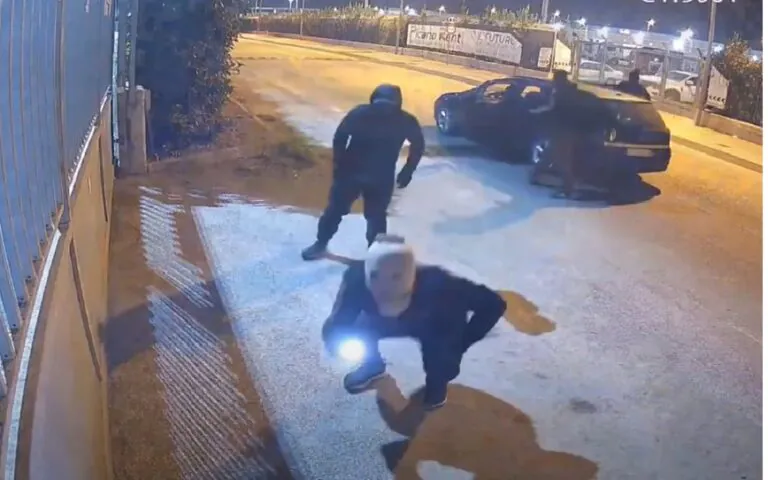 Giovane assalta punto snack, tradito dal video