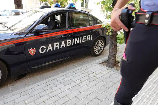 Si dà fuoco con la benzina per sfuggire a carabinieri, 5 feriti. Ecco come stanno