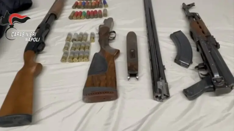 Scoperto kalashnikov a banana nell’arsenale del clan