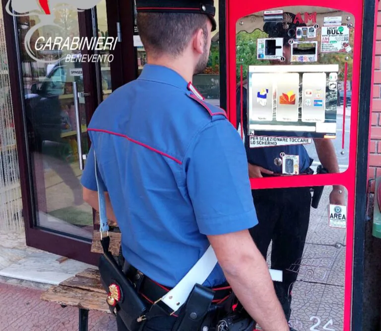 Perde carta di credito e tre vanno a comprare sigarette coi suoi soldi