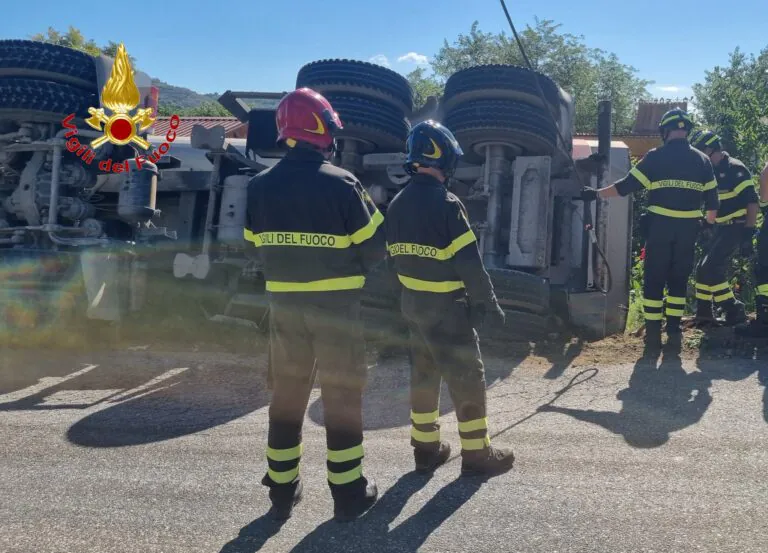 Camion si ribalta, autista resta ferito