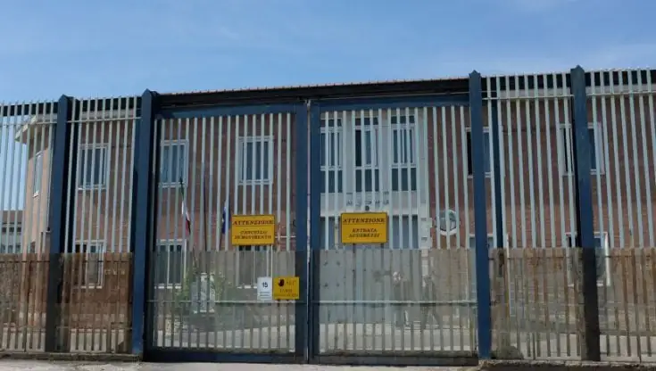 Scavalca il muro e scappa dal carcere, ricercato in tutta la Campania