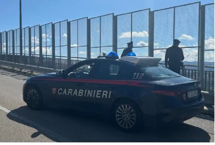 Si lancia dal cavalcavia e muore dopo il tragico volo