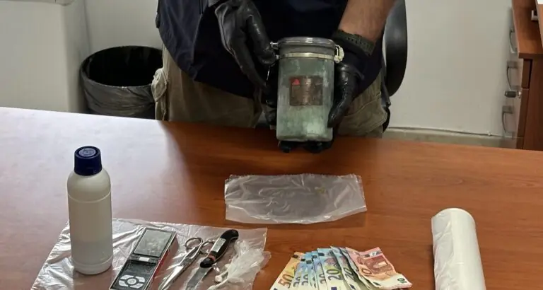 Brucia coca con l’acido per sfuggire ai militari, preso dopo fuga