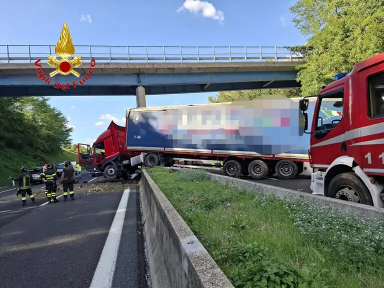 Esplode gomma del tir, 7 km di coda in A1