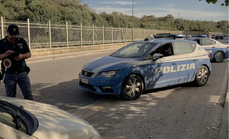Trovato sanguinante in strada dopo fendenti