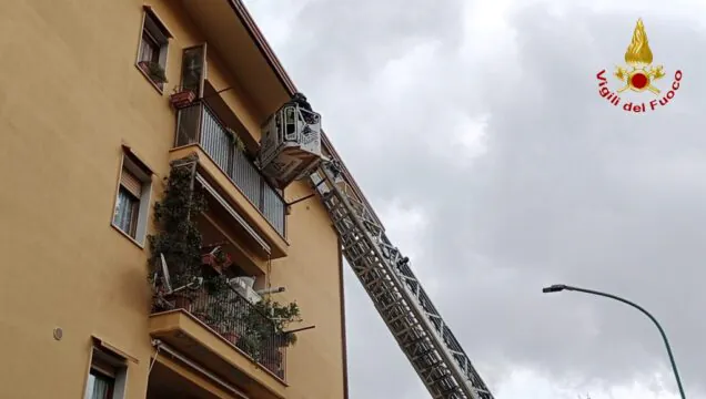 Cinque anziani intrappolati tra le fiamme, irrompono badante e vigili del fuoco