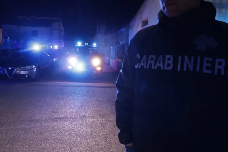 Rapina finisce nel sangue: 34enne accoltellato al volto