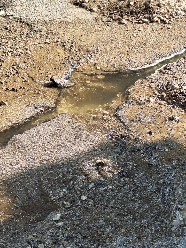 Danneggiato tubo durante i lavori, abitazioni senza acqua: “A chi dare la responsabilità?”