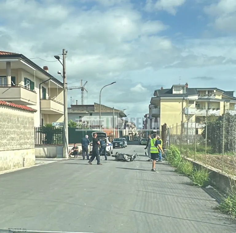 Violento scontro tra auto e moto, c’è un ferito