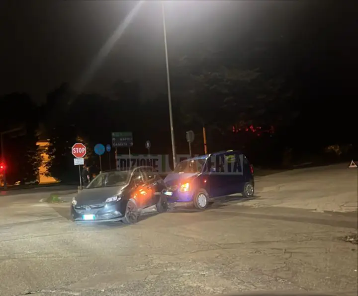 Tampona auto e cerca di aggredire l’altro: 20enne del posto salvato da pestaggio da ragazzo gambiano