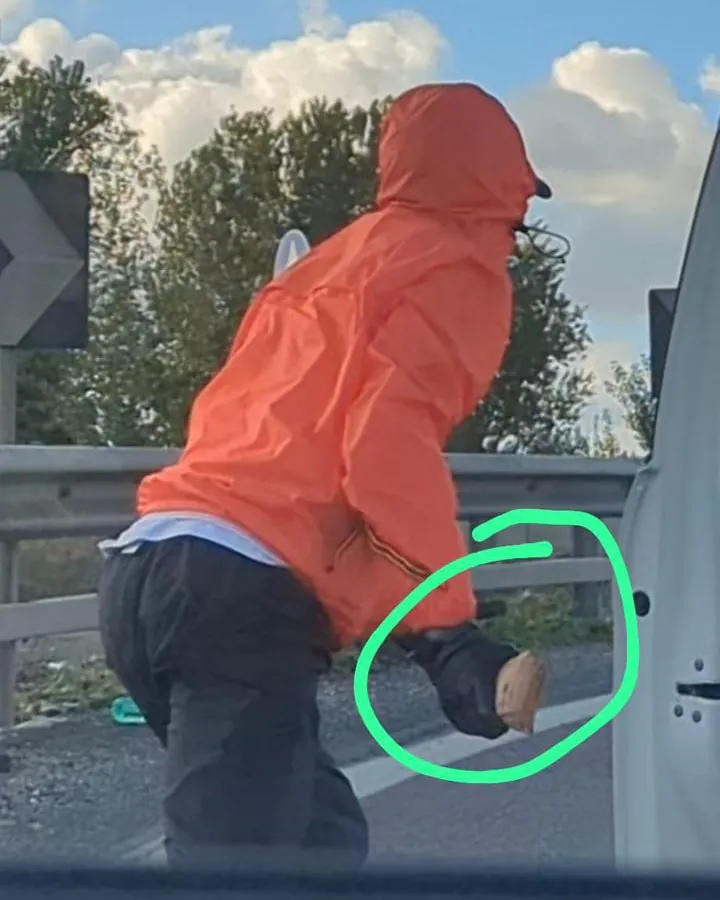 Bloccano un’auto sulla Statale e cercano di rapinare una donna. Il video choc