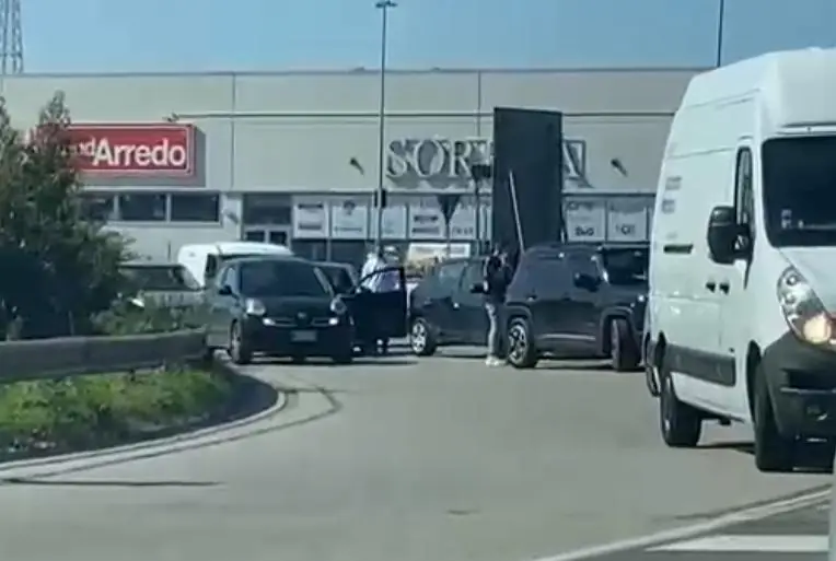 Maxi tamponamento nella zona commerciale: traffico in tilt