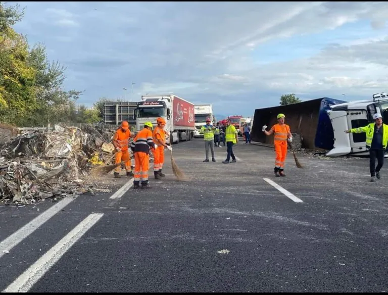 Terribile incidente sull’A1: tir si ribalta, autista in gravi condizioni