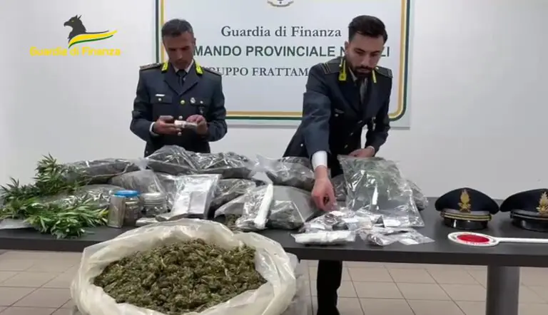 Intercettano pacco di droga nel centro spedizioni e scoprono carico da mezzo milione
