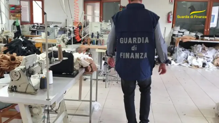Scoperto laboratorio abusivo di capi “pezzotti”, 15 sotto scacco di 2 caporali