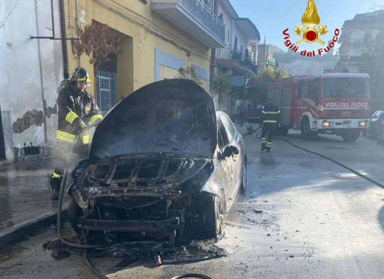 Auto in fiamme davanti alla clinica, l’intervento in extremis. Foto