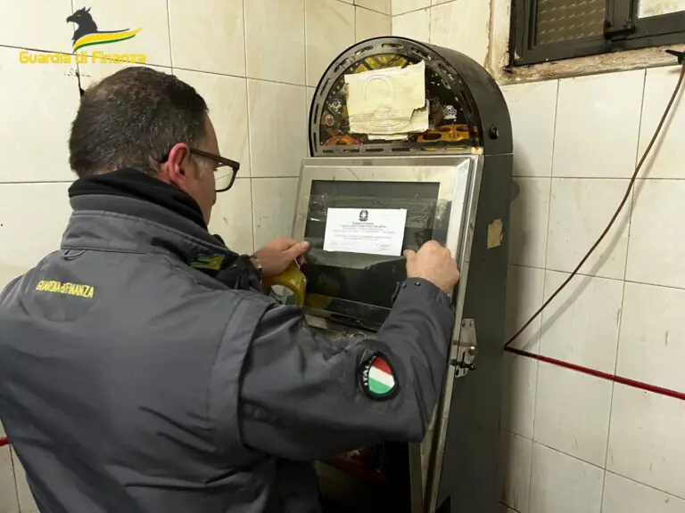 Gioco, Finanza sequestra decine di slot e punti per le scommesse