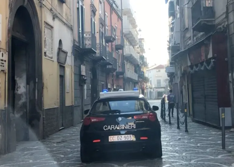 Sparatoria in centro, i profili dei feriti: sicari in scooter e tensioni nello spaccio