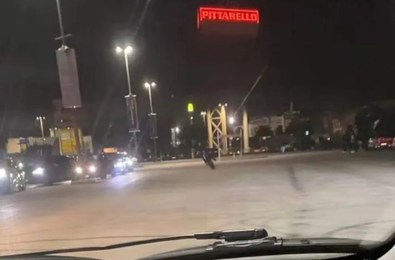 Corse clandestine nel parcheggio del centro commerciale, l’offensiva delle autorità