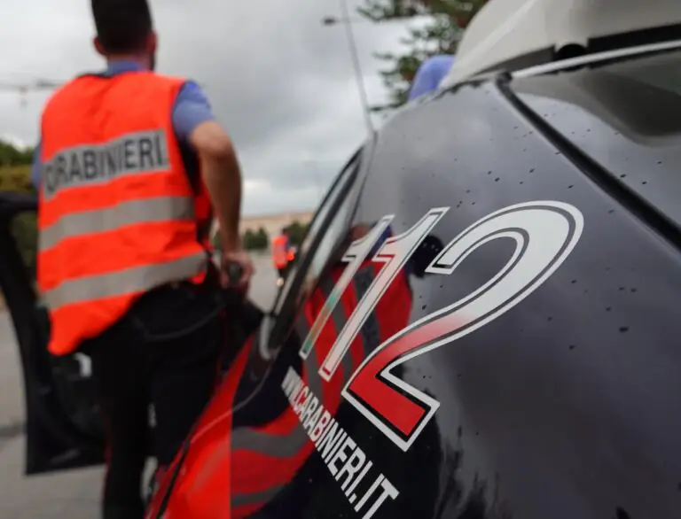 Vanno a rubare in casa: proprietario li fa fuggire, carabinieri li trovano