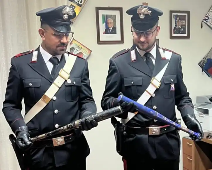 Tampona auto dell’ex col nuovo compagno, poi li minaccia con le mazze
