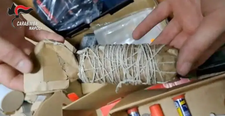 Santabarbara nel garage, insospettabile beccato con 64 chili di botti. Video