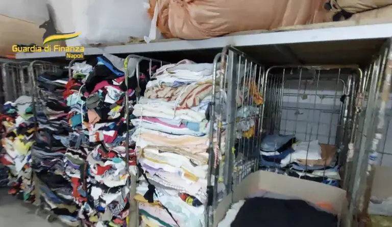 Sequestrate 17 tonnellate tra pezze e abiti usati