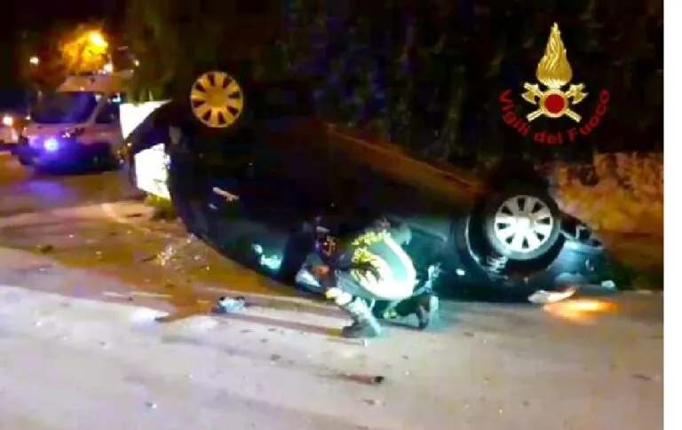 Auto si ribalta dopo scontro, paura nella notte