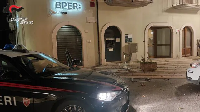 Fanno esplodere il bancomat della filiale con una bomba