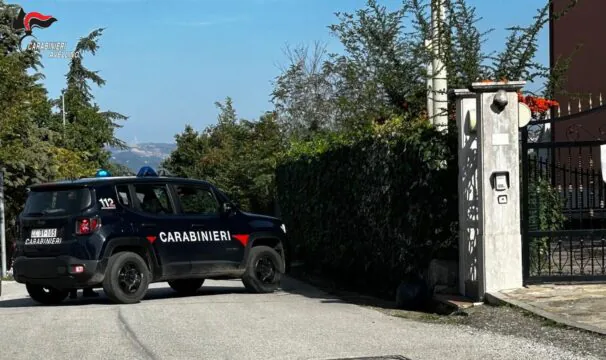 Si barrica in casa per 36 ore: trattativa infinita