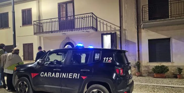 Trovato morto mentre è a tavola in cucina