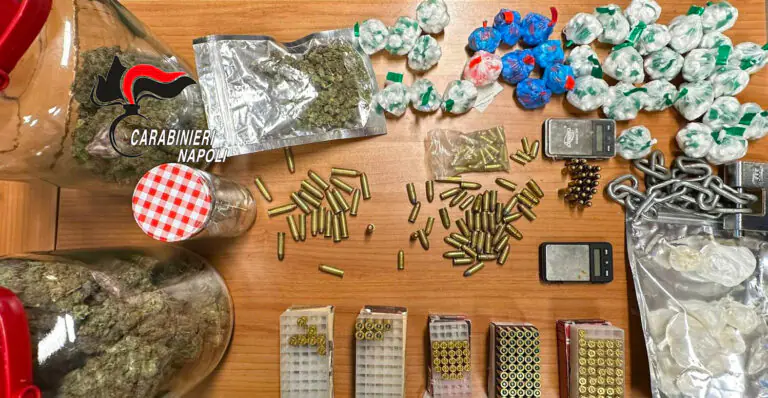 Droga e munizioni, arresti e sequestri nelle roccaforti. Sotto chiave 800 dosi