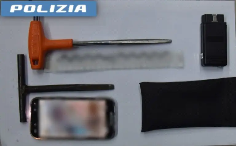 Agente libero nota tre a rubare auto: due scappano, uno finisce in manette