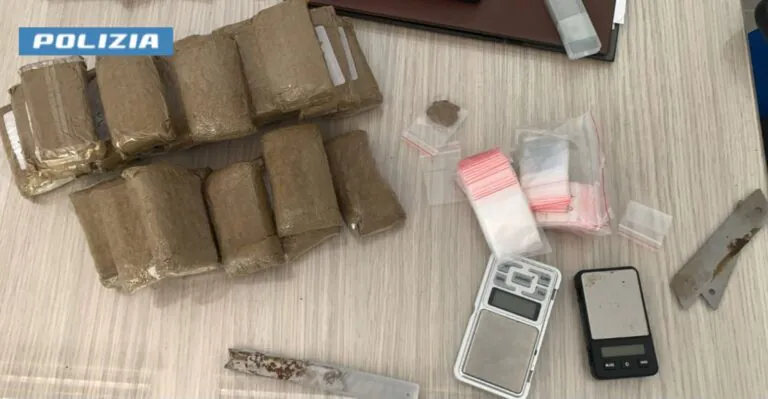 Due chili di fumo e due cellulari, polizia arresta giovanissimo
