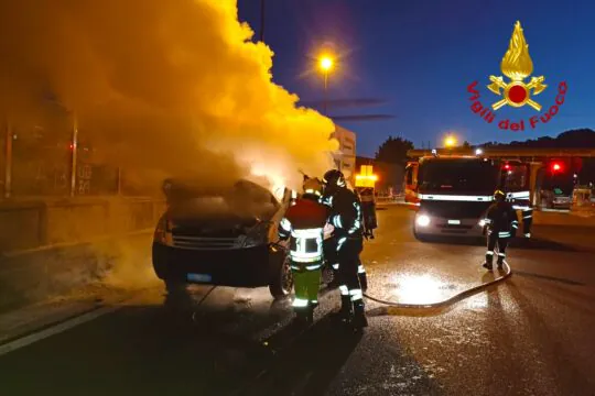 Furgone e auto in fiamme, choc su Nazionale e in autostrada