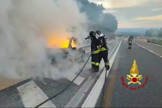 Due incendi in autostrada, paura sugli assi viari