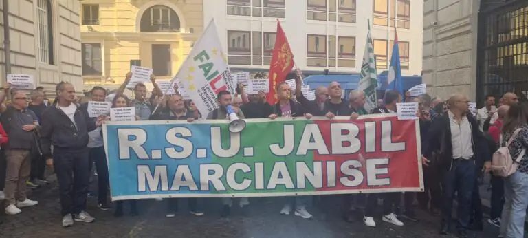 Jabil rinuncia ai licenziamenti, ma conferma la cessione dello stabilimento. Usb: “Nuovo raggiro, intervenga il governo”